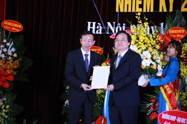 Trường ĐH Sư phạm Hà Nội bổ nhiệm lại Hiệu trưởng - 1 Bộ trưởng Bộ GD-ĐT Phùng Xuân Nhạ trao quyết định bổ nhiệm lại cho GS.TS Nguyễn Văn Minh.