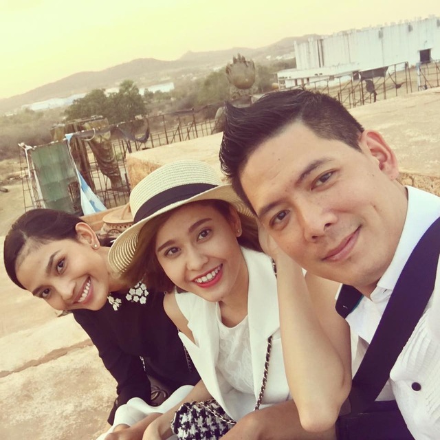 Lộ ảnh tình tứ của MC Bình Minh và Trương Quỳnh Anh gây xôn xao showbiz - 6 Vào tháng 2/2016, cả hai cùng với ê-kíp có đạo diễn Phương Điền, Á hậu Trương Thị May đã đến Ấn Độ để tham dự một Liên hoan phim quốc tế.