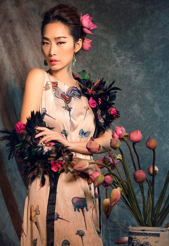 Miss Quỳnh Thy tung ảnh ấn tượng bên hoa sen ngày 8/3 - 1 Quỳnh Thy mới lạ với hình tượng Á Đông.