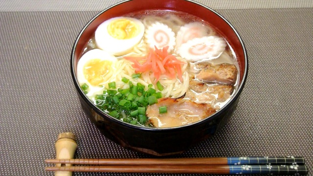 Xếp hàng dài để thưởng thức món mỳ kèm côn trùng “lúc nhúc” - 7 Món mỳ ramen trứ danh của người Nhật