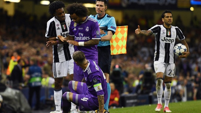 Sergio Ramos bị gọi là nỗi nhục làng bóng đá vì... ăn vạ quá giỏi - 1 Sergio Ramos bị chỉ trích vì ăn vạ trong tình huống Cuadrado nhận thẻ vàng thứ hai rời sân