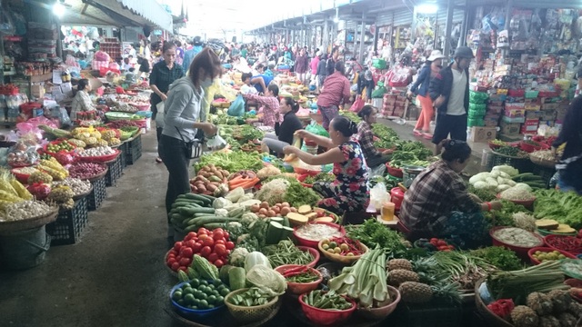 Đà Nẵng: Mưa lũ kéo dài, giá rau xanh tăng chóng mặt - 1 Rau xanh tại các chợ đều đồng loạt tăng giá đột biến do mưa lũ kéo dài
