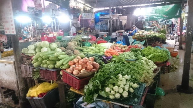 Đà Nẵng: Mưa lũ kéo dài, giá rau xanh tăng chóng mặt - 2 Rau xanh trở nên khan hiếm và đắt đỏ nên các chủ tiệm cũng không giám nhập về nhiều