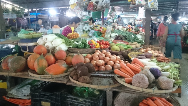 Đà Nẵng: Mưa lũ kéo dài, giá rau xanh tăng chóng mặt - 3 Rau xanh trăng giá kéo theo các loại củ quả cũng tăng giá
