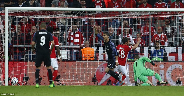 Bayern Munich 1-2 Real Madrid: C.Ronaldo lập cú đúp - 4
Cú đúp của C.Ronaldo giúp Real Madrid thắng Bayern Munich 2-1 tại Allianz Arena