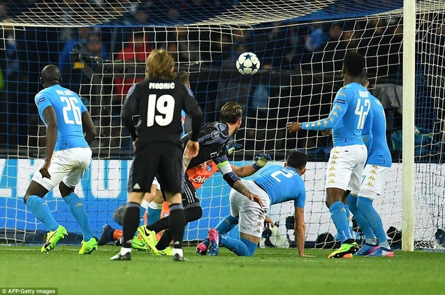 Những khoảnh khắc đáng nhớ trong ngày Real Madrid “bắn hạ” San Paolo - 6
Tuy nhiên đầu hiệp 2, Ramos đánh đầu gỡ hòa 1-1 cho Real Madrid