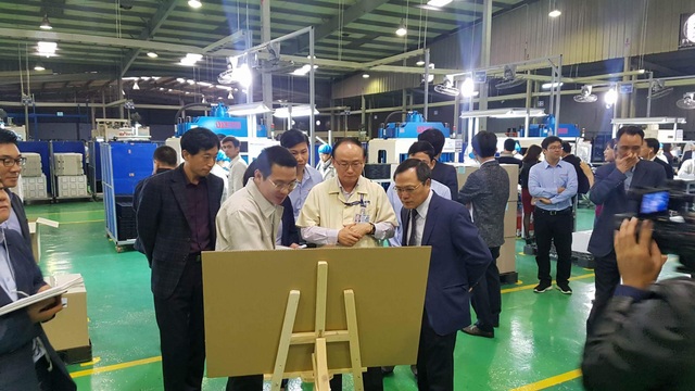 Gần 200 doanh nghiệp Việt đã lọt vào chuỗi doanh nghiệp vệ tinh cho Samsung - 1
Tổng giám đốc Tổ hợp Samsung thăm cơ sở sản xuất của một doanh nghiệp cung ứng linh kiện cho Samsung