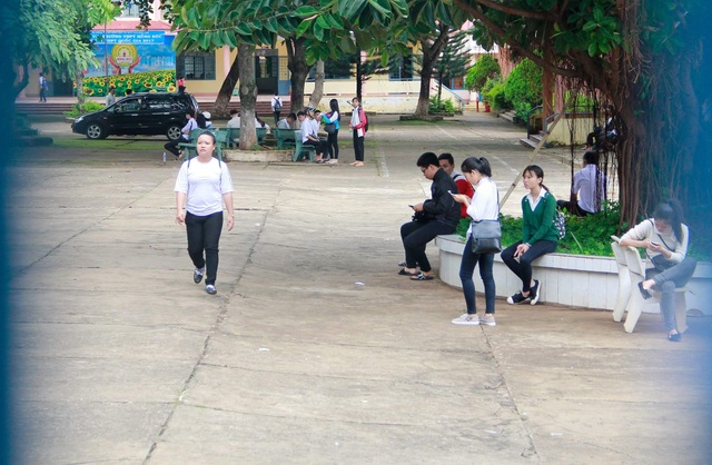Vẫn có thí sinh bị đình chỉ do mang điện thoại vào phòng thi - 1
Thí sinh sau buổi thi Văn tại Đắk Lắk. (Ảnh: Thúy Diễm)