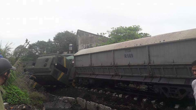 Tàu hỏa húc ô tô văng 50 mét, 4 người tử vong - 13 Tàu hỏa húc ô tô văng 50 mét, 4 người tử vong - 13