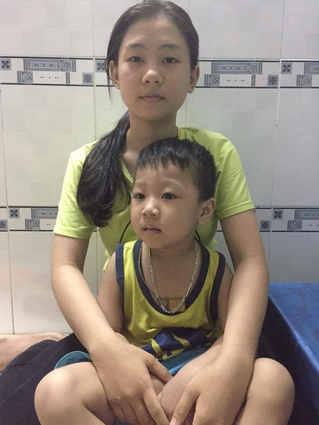 Xót xa hai chị gái phải bỏ học kiếm tiền phụ bố mẹ cứu em trai bị ung thư máu - 7 15 tuổi Hằng đã phải bỏ học để đi phụ quán cơm, phụ bố mẹ kiếm tiền vào thuốc cho em
