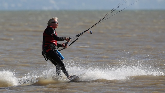 Thói quen hằng ngày kì lạ của 6 tỷ phú thế giới - 1
Thói quen hằng ngày của Richard Branson là thức dậy lúc 5h sáng để thả diều, lướt sóng, bơi lội hoặc chơi tennis. (Nguồn: Getty Images)