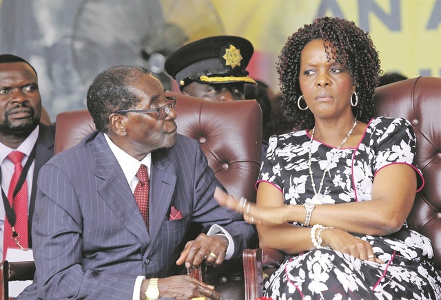 Người phụ nữ khiến Tổng thống Zimbabwe mất đỉnh cao quyền lực chỉ sau một đêm - 1
Tổng thống Zimbabwe Robert Mugabe và phu nhân Grace Mugabe (Ảnh: Getty)