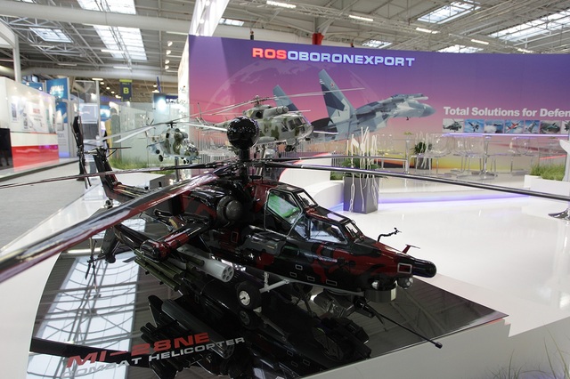 
Sản phẩm của công ty xuất khẩu vũ khí quốc doanh Rosoboronexport (Nga) tại một triển lãm (Ảnh: Rostec)
