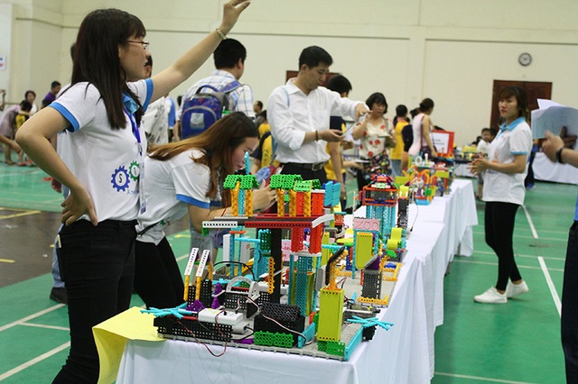 Xem học sinh tiểu học lập trình và điều khiển robot - 7 Hàng chục mô hình tham gia thi robot sáng tạo