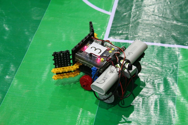 Xem học sinh tiểu học lập trình và điều khiển robot - 4 Một robot là cầu thủ đá bóng trên sân