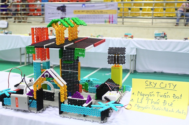 Xem học sinh tiểu học lập trình và điều khiển robot - 6 Khu vực thi robot sáng tạo là nơi trưng bày, chạy thử các mô hình robot do học sinh lắp ráp.