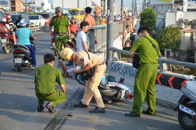 Công an khám nghiệm hiện trường vụ tai nạn khiến 2 thanh niên văng khỏi cầu Nguyễn Văn Cừ vào chiều 17/4