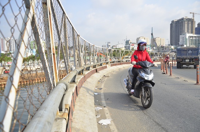 Hai thanh niên ngã văng khỏi cầu: Tai nạn đã được báo trước! - 8 Trước tình trạng lan can quá thấp gây nguy hiểm cho người đi xe máy, lực lượng chức năng đã cho lắp thêm nhiều lưới thép B40 để bảo vệ, nhưng nhiều chỗ vẫn không có