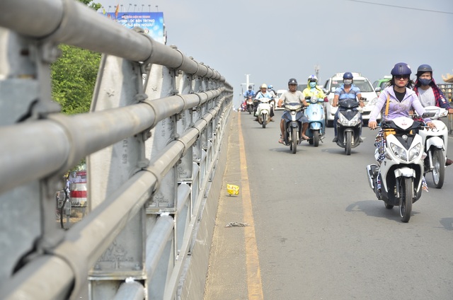Hai thanh niên ngã văng khỏi cầu: Tai nạn đã được báo trước! - 3 Lan can cầu vượt thép Cây Gõ nơi xảy ra vụ tai nạn xe khách tông 7 xe máy và hất một em bé văng khỏi cầu năm 2015 đến nay đã được gia cố thêm