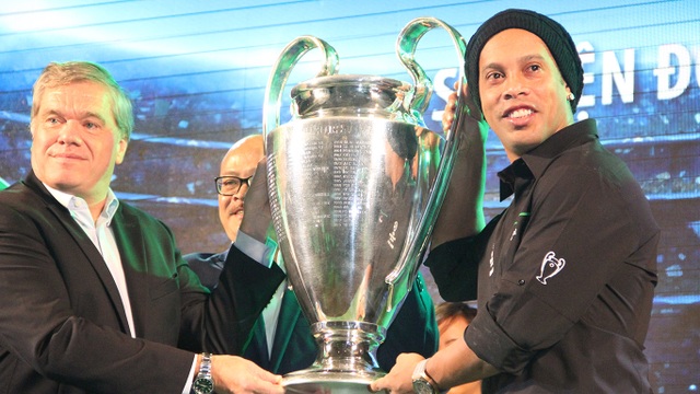 Ronaldinho mang cúp Champions League đến TPHCM sáng 13/4 (ảnh: Trọng Vũ)