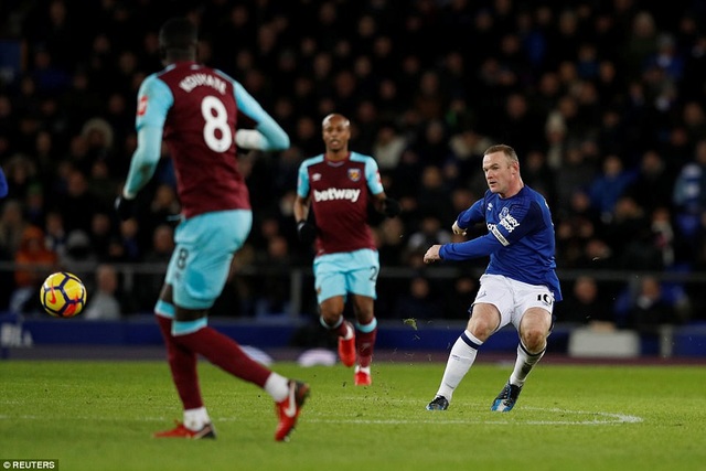 Dân mạng phát sốt vì siêu phẩm từ giữa sân của Rooney - 1 Rooney thực hiện cú dứt điểm từ giữa sân