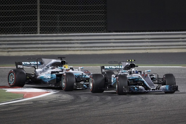 Đánh bại Hamilton và Bottas, Vettel có chiến thắng chặng thứ 2 - 10