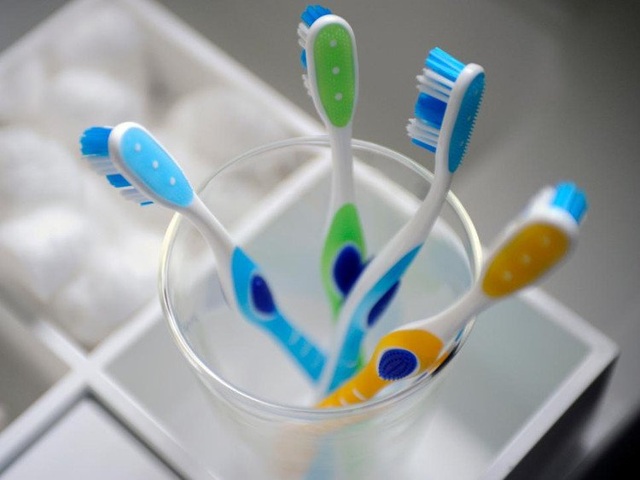 Rước bệnh từ việc dùng bàn chải đánh răng sai cách - 1 Rước bệnh từ việc dùng bàn chải đánh răng sai cách - 1