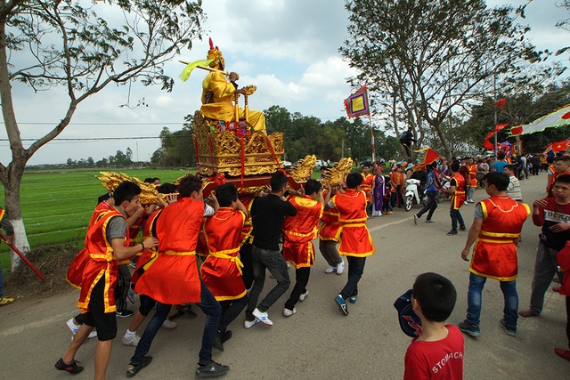 Lễ rước vua "sống" trên kiệu ngả nghiêng ở Hà Nội - 8
Cứ di chuyển được một quãng đường ngắn, nhóm thanh niên lại hô to ba tiếng dô, rồi nâng cao, hạ thấp kiệu chúa và chạy nhanh về mọi phía để dẹp đường.