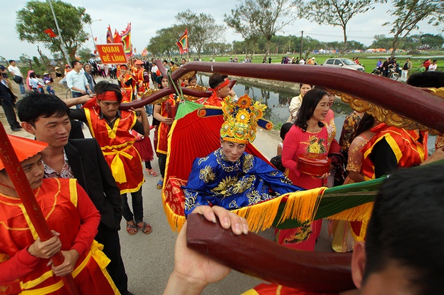 Lễ rước vua "sống" trên kiệu ngả nghiêng ở Hà Nội - 9
Đi theo sát kiệuvua là võng quan Thự Vệ.