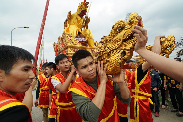 Lễ rước vua "sống" trên kiệu ngả nghiêng ở Hà Nội - 13
Theo mỗi kiệu rước chúa là 12 thanh niên khỏe mạnh. Vừa rước, họ vừa làm nhiều động tác lắc nghiêng kiệu, coi đây là nét đặc sắc của ngày hội.