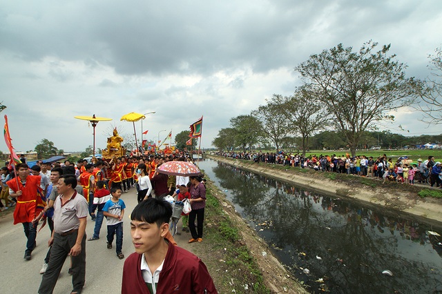 Lễ rước vua "sống" trên kiệu ngả nghiêng ở Hà Nội - 14
Lễ hội rước vua và chúa ở đền Sái luôn nhận được sự quan tâm của đông đảo người dân địa phương và du khách.