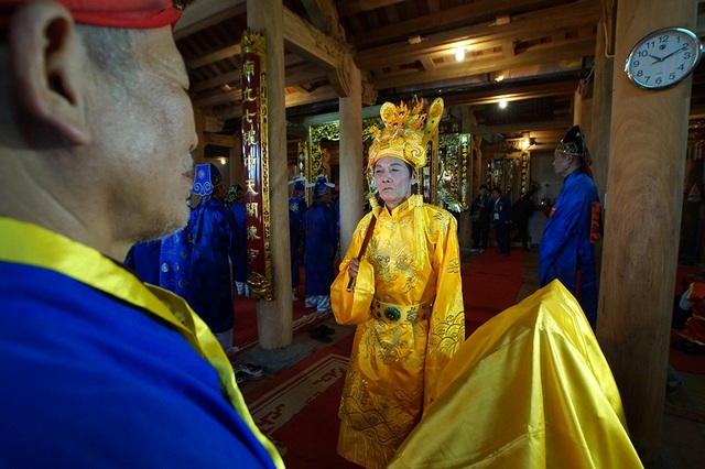 Lễ rước vua "sống" trên kiệu ngả nghiêng ở Hà Nội - 2
Năm nay ông Nguyễn Vũ Quý 71 tuổi (thôn Thụy Lôi) được chọn làm nhân vật đóng vai vua.