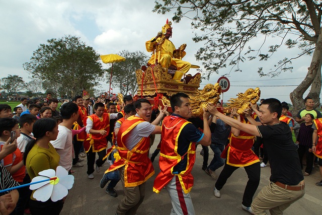 Lễ rước vua "sống" trên kiệu ngả nghiêng ở Hà Nội - 5
Ông Lê Quang Bản 69 tuổi (thôn Thụy Lôi) năm nay được chọn là chúa. Kiệu chúa luôn được rước đi đầu đoàn.