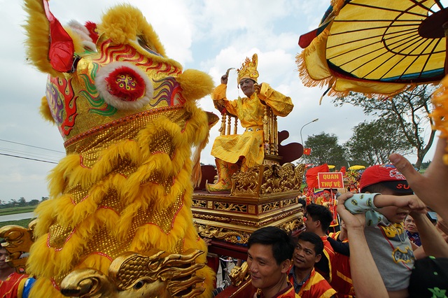 Lễ rước vua "sống" trên kiệu ngả nghiêng ở Hà Nội - 6
Theo sau là kiệu vua, được sơn son, thếp vàng.