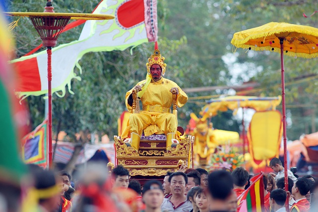 Lễ rước vua "sống" trên kiệu ngả nghiêng ở Hà Nội - 7
Gương mặt chúa được hóa trang cầu kỳ, đầy vẻ quyền uy.