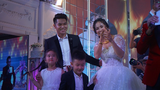 Chồng kém 7 tuổi đắm đuối hôn Lê Phương "cả phút" trong tiệc cưới - 5 Cậu bé thích thú đùa nghịch trong đám cưới của mẹ.