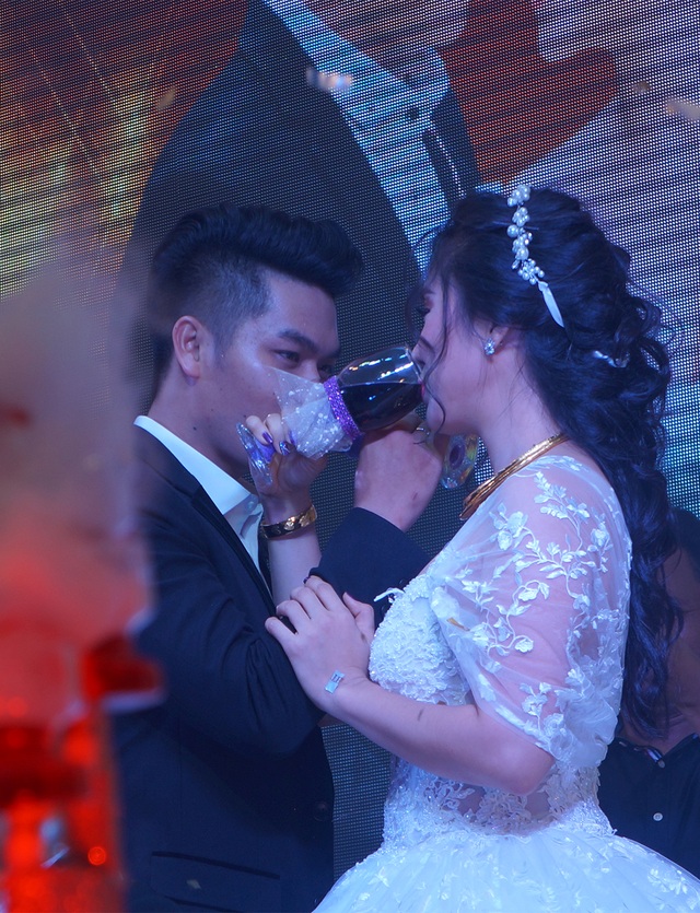 Chồng kém 7 tuổi đắm đuối hôn Lê Phương "cả phút" trong tiệc cưới - 3 Cùng uống li rượu giao bôi.