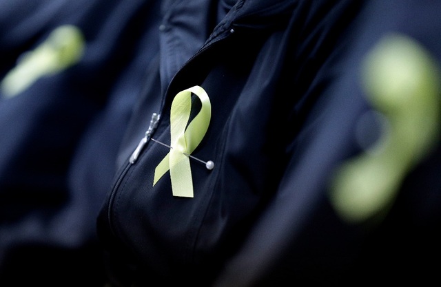 Hiện tượng kỳ lạ khi Hàn Quốc trục vớt phà Sewol - 2
Dải ruy băng vàng dùng để tưởng nhớ các nạn nhân trong vụ chìm phà Sewol. (Ảnh: Getty)