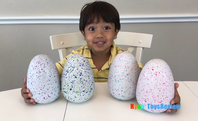 Cậu bé 6 tuổi kiếm 11 triệu USD/năm nhờ đánh giá đồ chơi trên mạng - 1 Cậu bé Ryan, 6 tuổi, kiếm 11 triệu USD/năm nhờ một tài khoản trên Youtube. (Nguồn: YouTube / RyanToysreview)