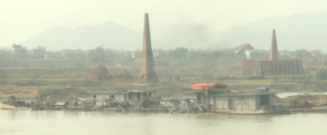 Chủ tịch tỉnh Bắc Ninh bị đe doạ, tàu cát tập kết ồ ạt “rút ruột” sông Cầu - 4
Hiện trạng khai thác cát trên sông Cầu đoạn qua tỉnh Bắc Ninh.