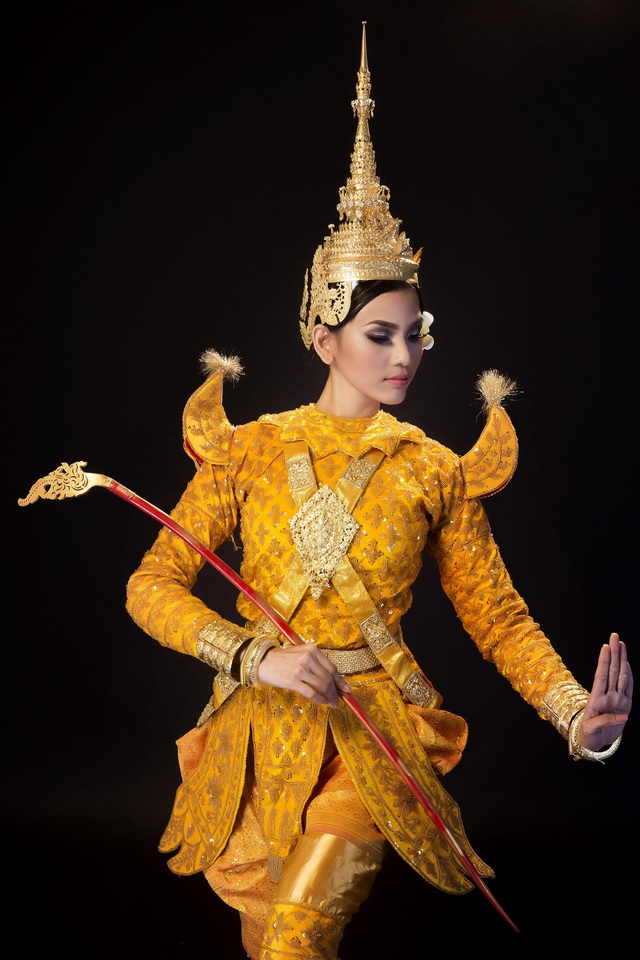 Á hậu Trương Thị May hóa cô gái Khmer xinh đẹp - 5
Lễ Sene Dolta bắt đầu từ ngày 16 đến cuối tháng 8 âm lịch hàng năm, với 4 nghi lễ chính tại Chùa và tại nhà người dân tộc Khmer