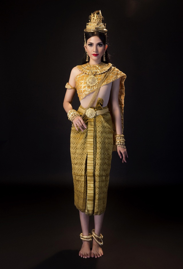 Á hậu Trương Thị May hóa cô gái Khmer xinh đẹp - 7
Là người ăn chay trường, tụng kinh niệm Phật, á hậu thường xuyên dành thời gian tới Chúa hoặc làm việc thiện