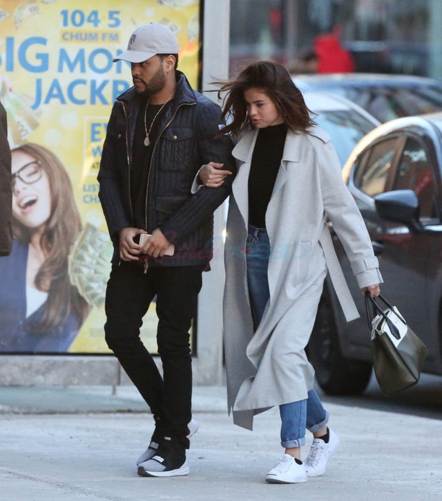 
Selena Gomez và The Weeknd gắn bó như hình với bóng những ngày vừa qua và Selena còn đi theo bạn trai trong những chuyến lưu diễn của anh này
