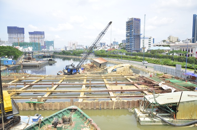 Sà lan lật nghiêng đè chìm 2 sà lan bên cạnh - 6
Công trình thi công cống ngăn triều Bến Nghé nơi xảy ra sự cố.
