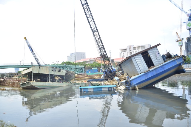 Sà lan lật nghiêng đè chìm 2 sà lan bên cạnh - 2 Hiện trường 3 sà lan bị nghiêng chìm trên kênh Bến Nghé