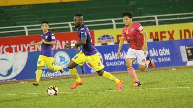 Hoà Sài Gòn FC, Hà Nội FC lỡ cơ hội giành ngôi đầu bảng V-League - 2 Tiền đạo Samson của đội khách bị phong toả rất chặt (ảnh: Trọng Vũ)