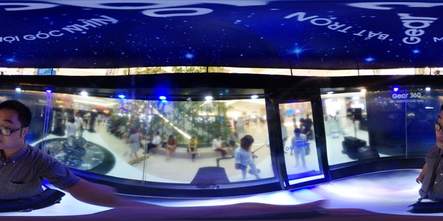 Hào hứng chia sẻ hình ảnh đón bão tuyết tại Galaxy Studio - 5
Gear 360 với thiết kế nhỏ gọn trong lòng bàn tay cùng với khả năng lưu giữ hình ảnh 360 tuyệt vời, giúp người dùng có thể dễ dàng ghi lại khoảnh khắc ấn tượng của mình trong “cơn bão tuyết”.