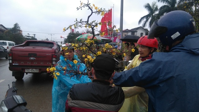 Chợ quê nhộn nhịp, người dân đội mưa mang hương sắc Tết về nhà - 7 Chợ quê nhộn nhịp, người dân đội mưa mang hương sắc Tết về nhà - 7