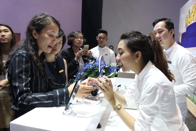 Hàng loạt ngân hàng triển khai giải pháp thanh toán di động Samsung Pay - 1
Chủ thẻ ATM ABBANK là những khách hàng đầu tiên tại Việt Nam có thể thực hiện giao dịch thanh toán thẻ qua Samsung Pay (SSP) tại bất cứ đơn vị chấp nhận thẻ nào tại Việt Nam với điện thoại Samsung đã có cài đặt ứng dụng SSP