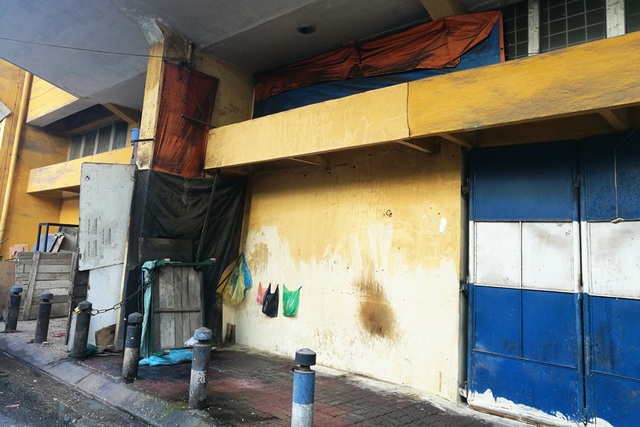 Sân vận động "già nua" nhất Hà Nội sắp được tái thiết - 15
Đoạn tường điển hình của mặt sân phía khán đài B, giáp phố Hàng Cháo.